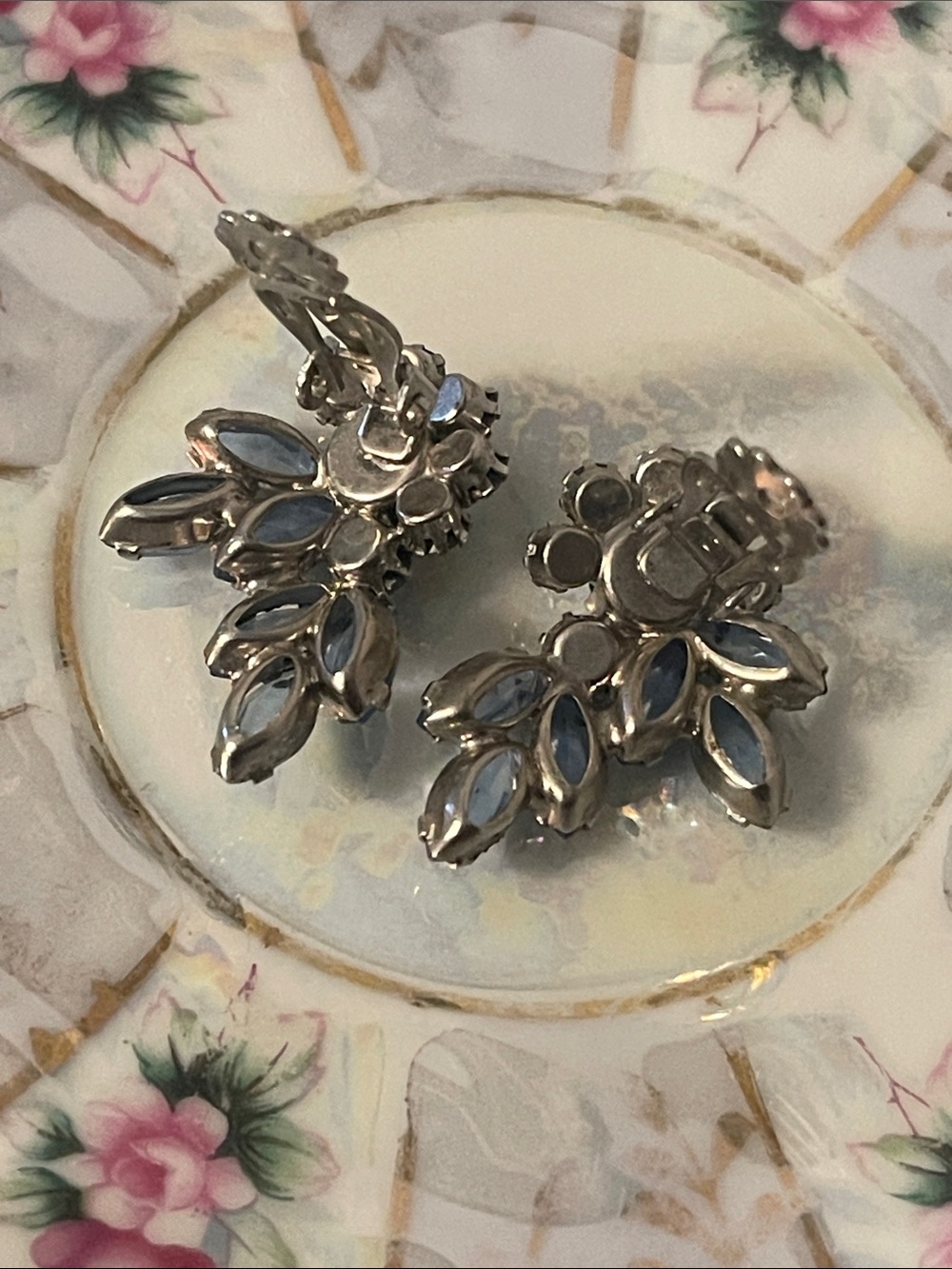 1950’s Weiss Frosted Blue Rhinestone Aurora Borealis Clip-on Earrings - Picture 7 of 12